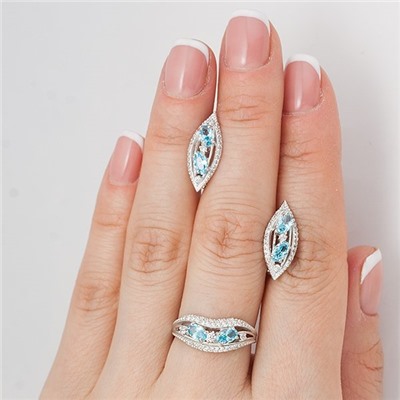 Серебряное кольцо с фианитами голубого цвета 041