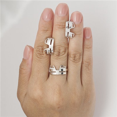 Серебряное кольцо с бесцветными фианитами - 1035