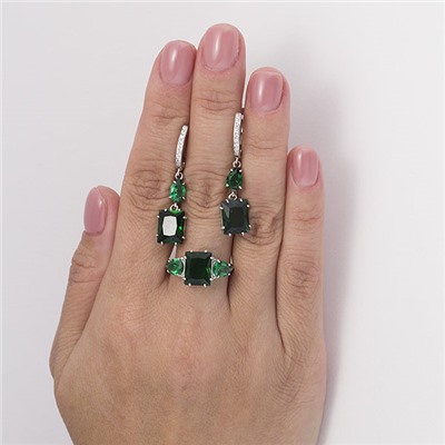 Серебряное кольцо с фианитами зеленого цвета - 1179
