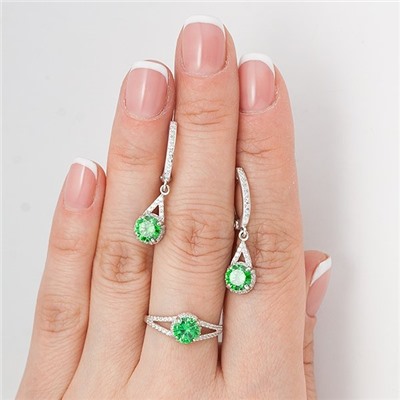 Серебряное кольцо с фианитом зеленого цвета 191