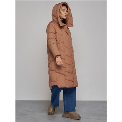 Пальто утепленное молодежное зимнее женское коричневого цвета 52355K